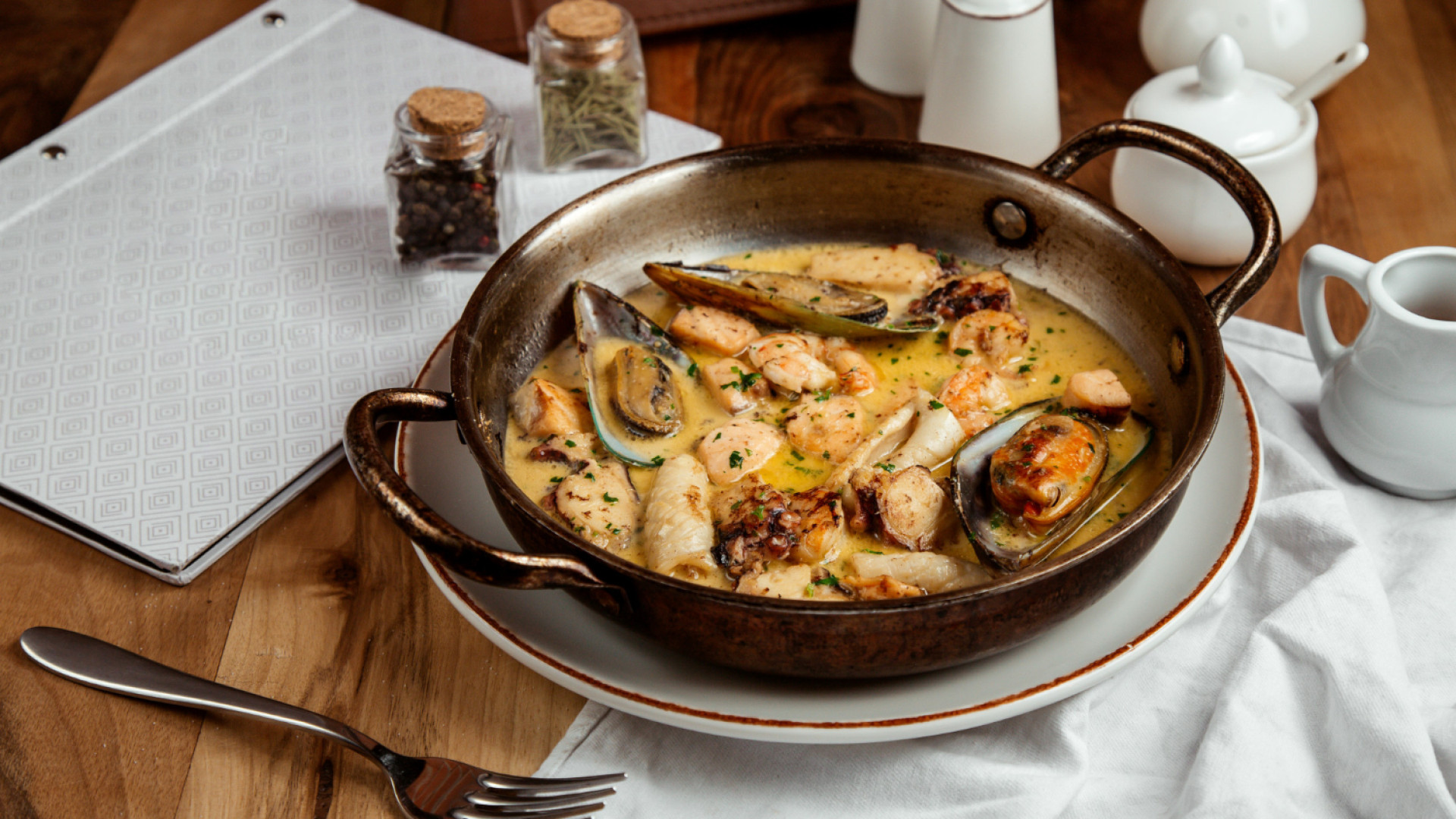 Quel est le meilleur endroit du Var pour goûter une bouillabaisse traditionnelle au bord de l’eau ?